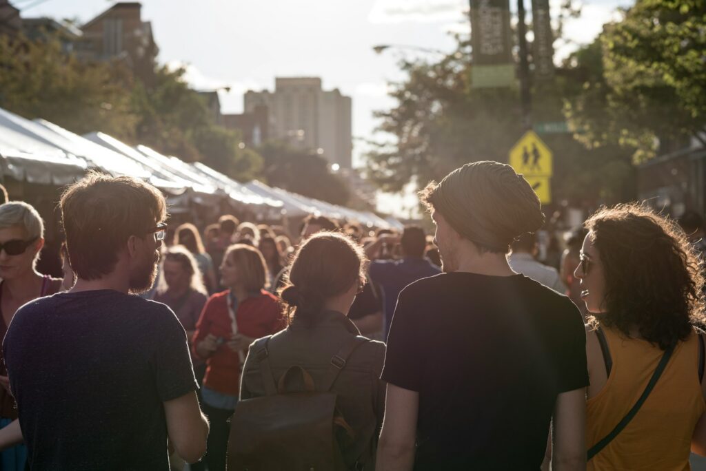 Personas participan en una movilización ciudadana por una calle urbana