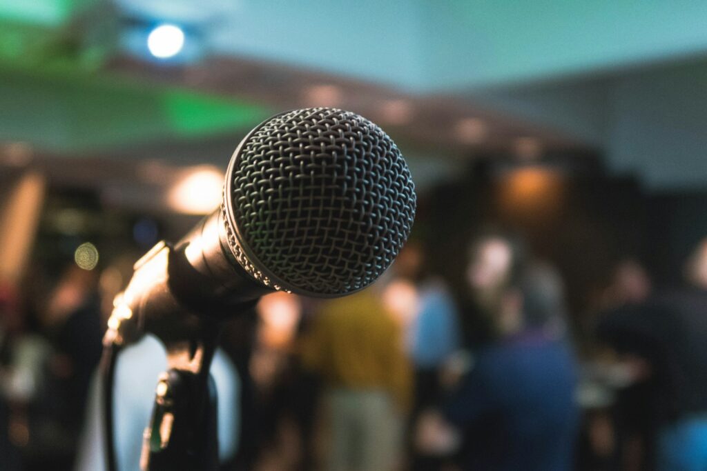 Escenario de una gala periodística en la que se reconocen los logros de presentadores y comunicadores