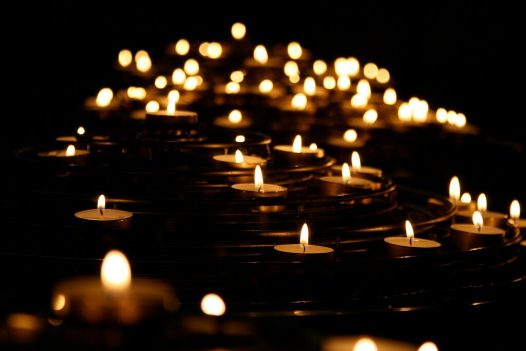 Velas encendidas como símbolo de duelo y acompañamiento familiar