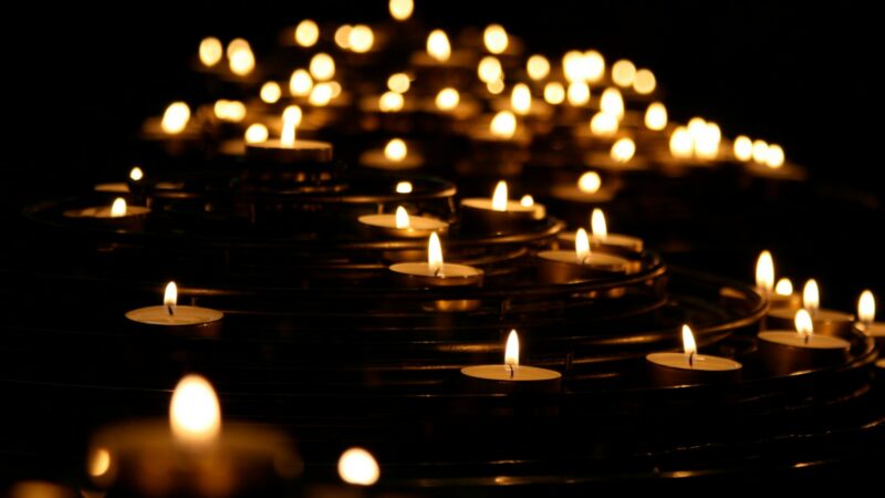 Velas encendidas como símbolo de duelo y acompañamiento familiar