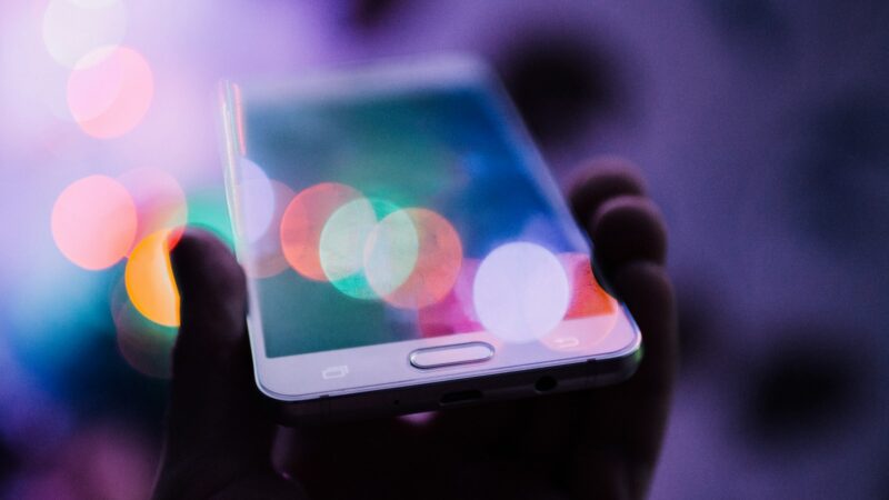 Persona utilizando un teléfono celular conectado a una red móvil de Internet