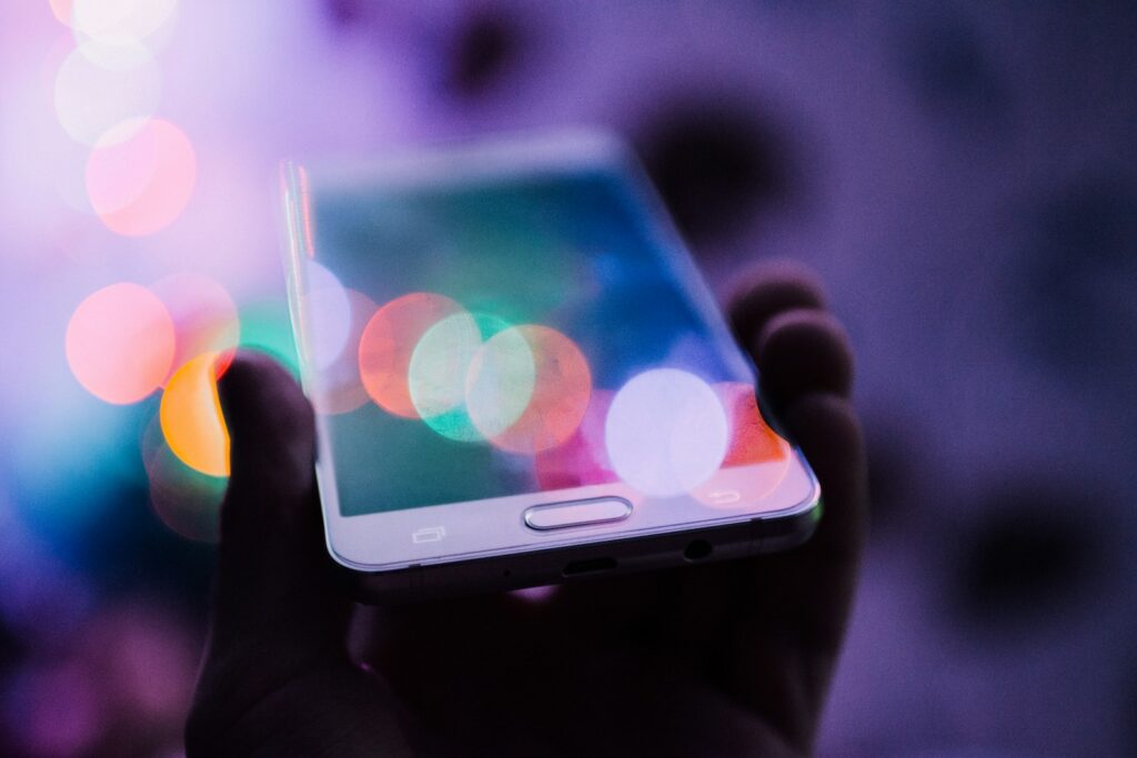 Teléfono inteligente junto a elementos visuales asociados con inteligencia artificial y tecnología