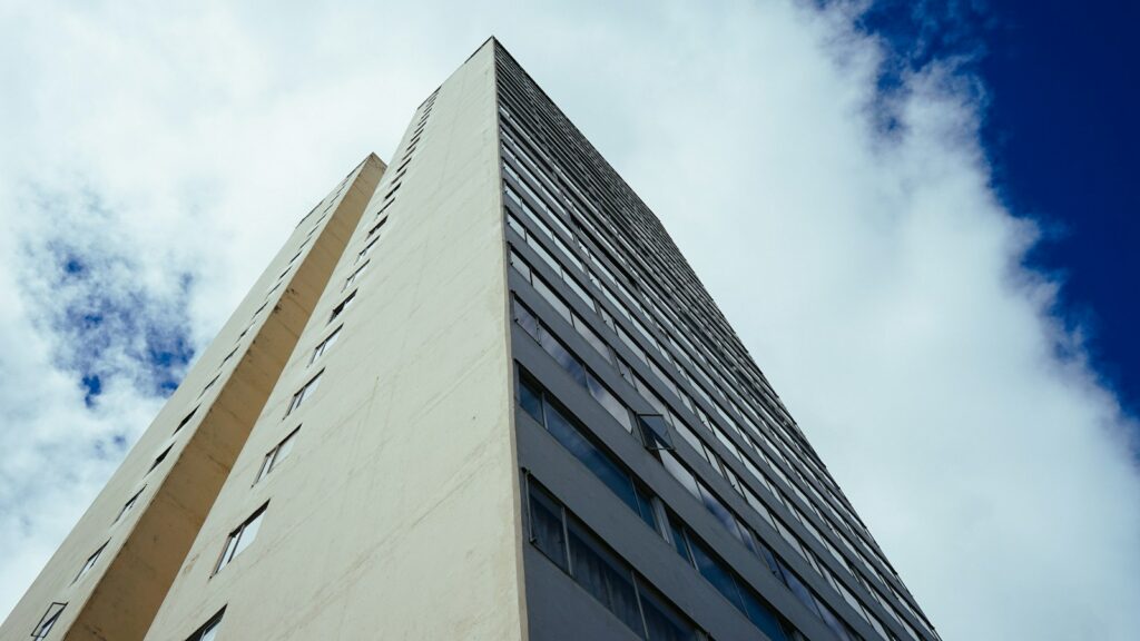 Instalaciones de un hospital colombiano en el contexto de la auditoría de la Supersalud al Hospital San Nicolás de Planeta Rica.