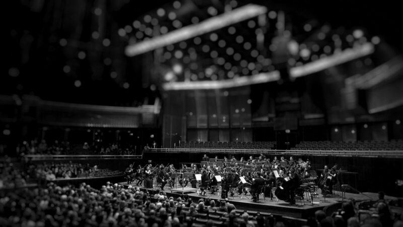 Orquesta y pianista durante un concierto de música clásica en un auditorio