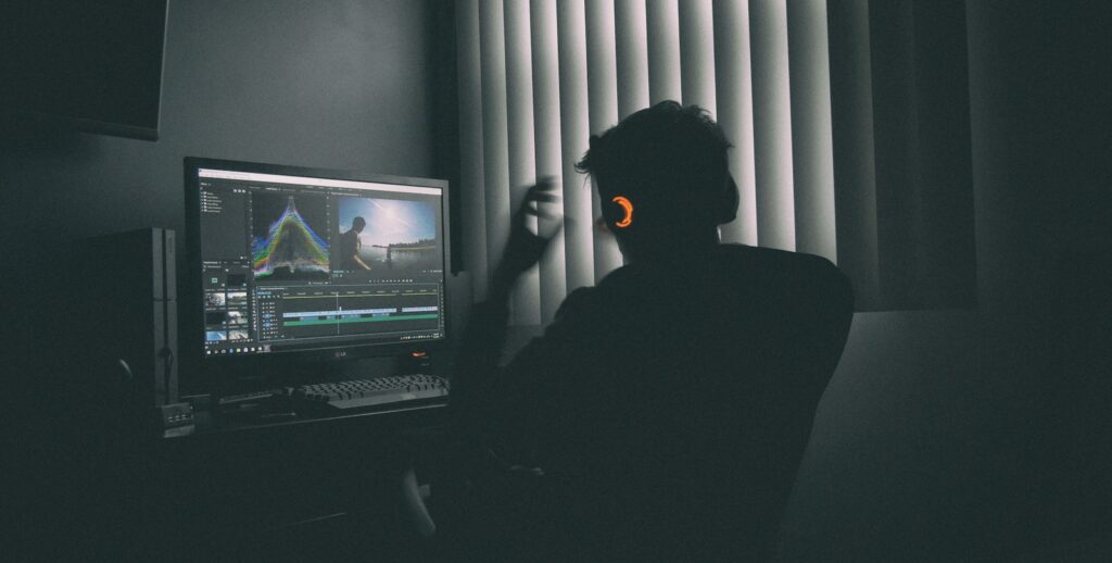 Interfaz de edición audiovisual con herramientas de inteligencia artificial en una pantalla
