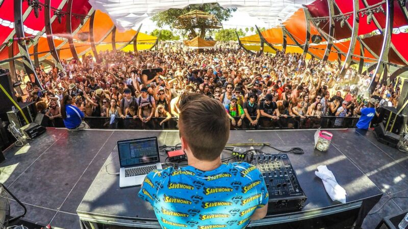 Presentación de música urbana ante el público en un festival de hip hop