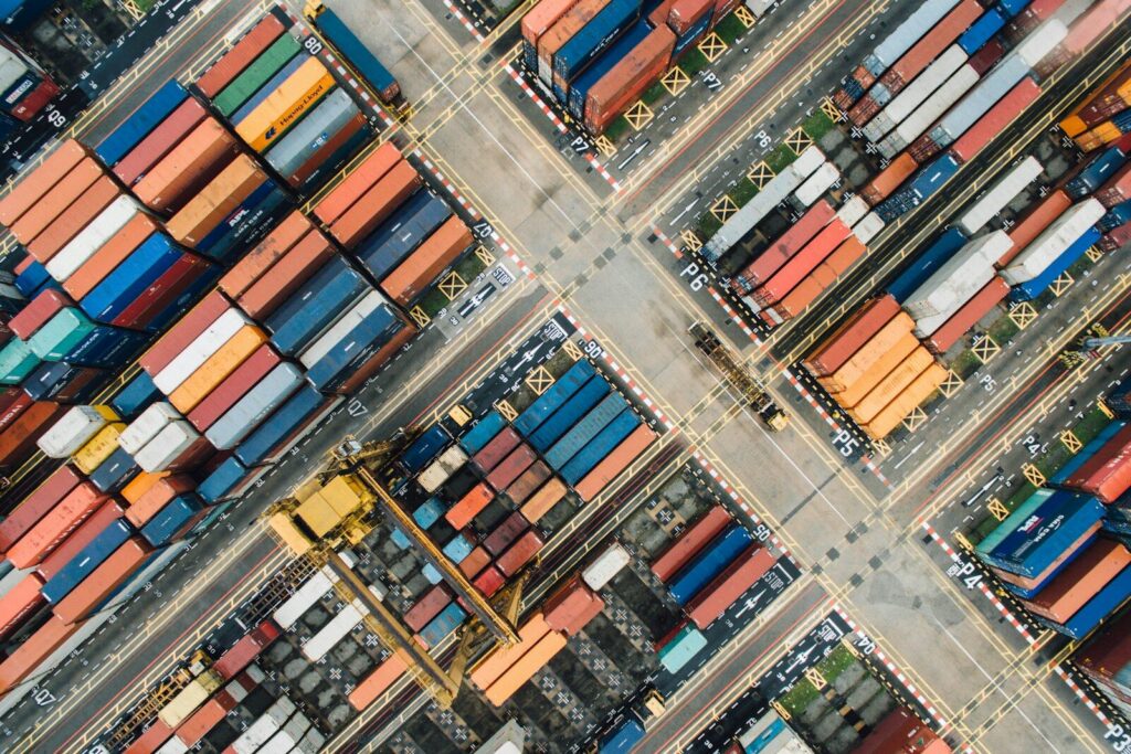 Camiones y contenedores en una zona portuaria, imagen relacionada con el transporte de carga en Buenaventura