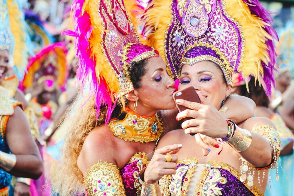 Bailarines con vestuario colorido representan el Carnaval de Barranquilla durante un espectáculo musical