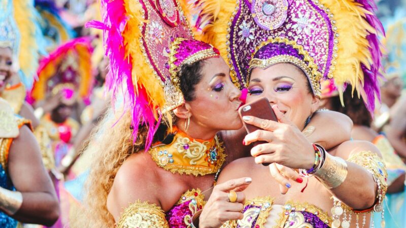 Bailarines con vestuario colorido representan el Carnaval de Barranquilla durante un espectáculo musical