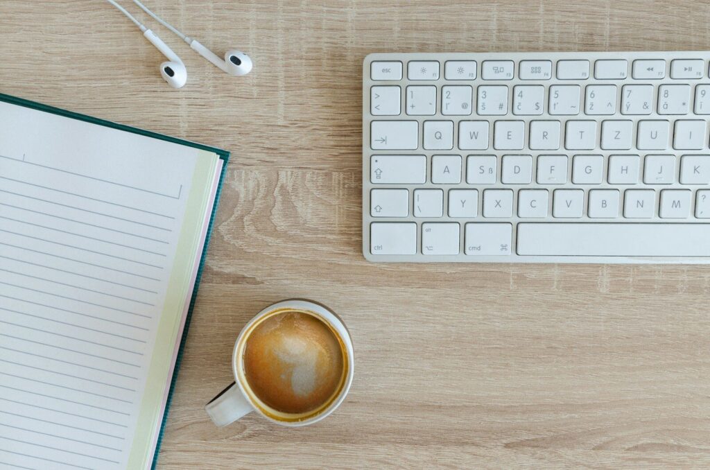Persona revisando un texto generado o analizado con inteligencia artificial en un computador