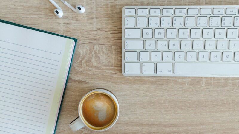 Persona revisando un texto generado o analizado con inteligencia artificial en un computador