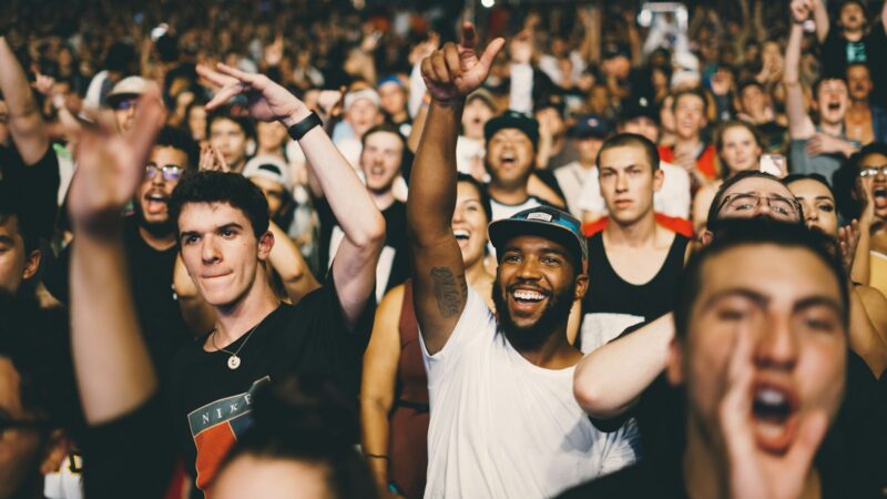 Artistas de hip hop se presentan ante el público durante un festival musical en Bogotá