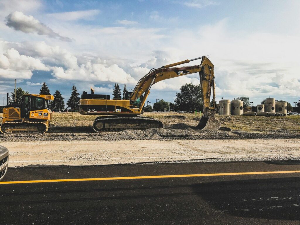 Personas reunidas durante una consulta comunitaria relacionada con un proyecto de infraestructura