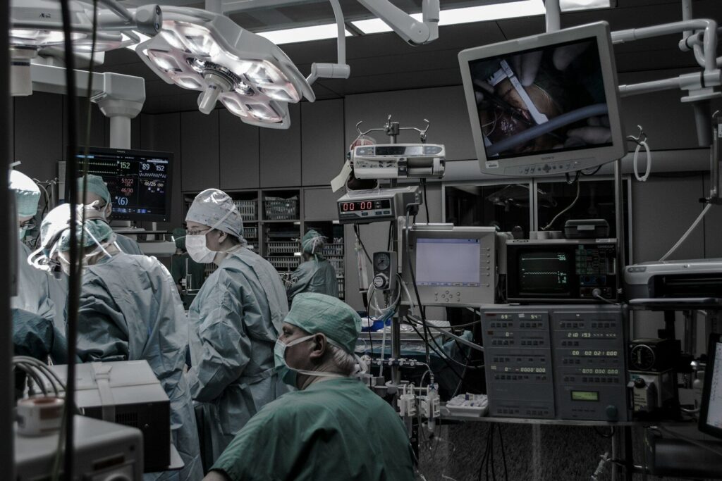 Material quirúrgico dispuesto para una intervención médica en un hospital
