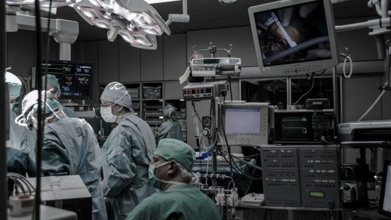 Material quirúrgico dispuesto para una intervención médica en un hospital