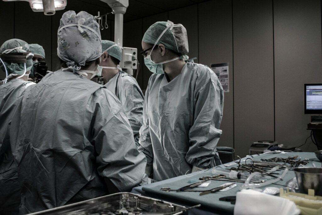 Equipo médico trabajando en un hospital durante un procedimiento relacionado con trasplantes de órganos