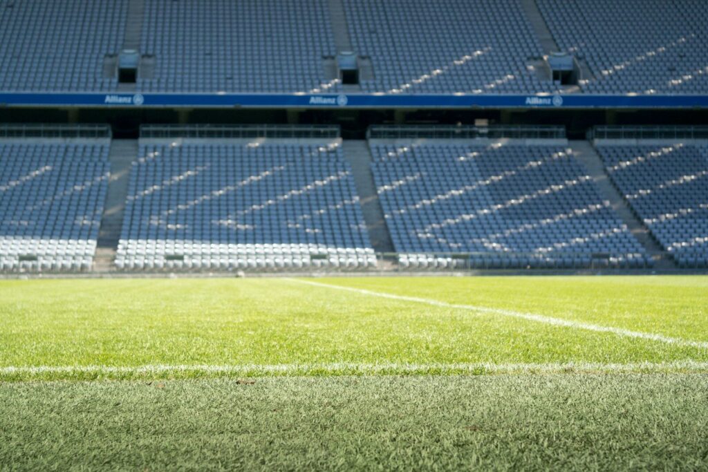 Director técnico de fútbol junto a la línea de campo durante un partido