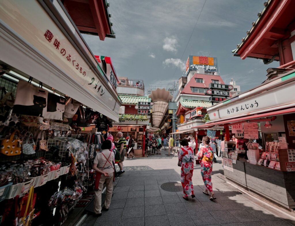 Escena de compras en una calle comercial de Japón, donde el gasto de los hogares acumula nueve meses de descensos.