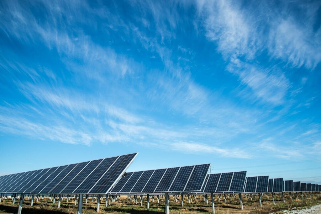 Panales solares instalados en una zona abierta para la generación de energía eléctrica.