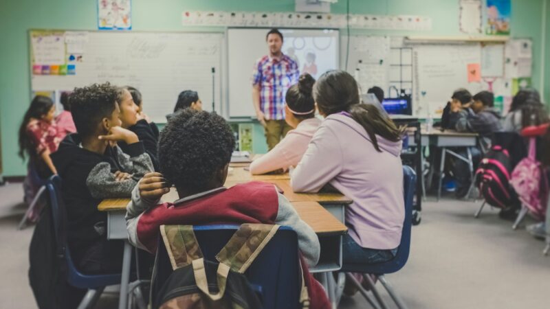 Jóvenes reunidos en un espacio educativo mientras buscan oportunidades de formación y empleo