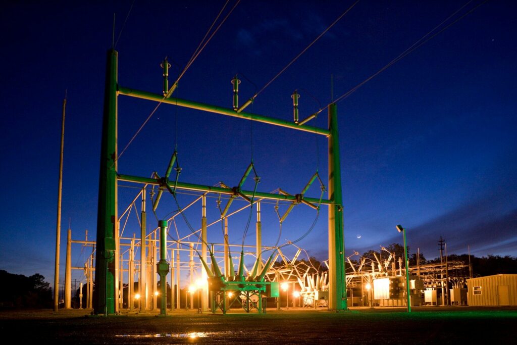 Infraestructura de transmisión eléctrica que representa el sistema energético nacional