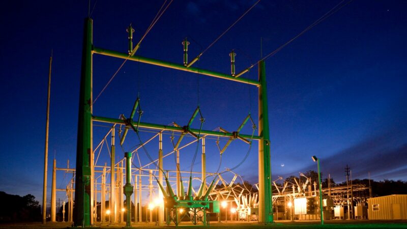 Infraestructura de transmisión eléctrica que representa el sistema energético nacional