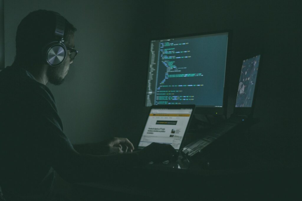 Pantalla con gráficos de seguridad digital y análisis de datos relacionados con la prevención del fraude
