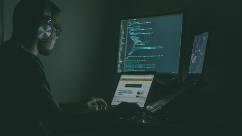 Pantalla con gráficos de seguridad digital y análisis de datos relacionados con la prevención del fraude