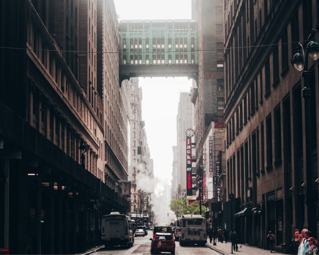Edificios y calles de una ciudad después de un movimiento telúrico.