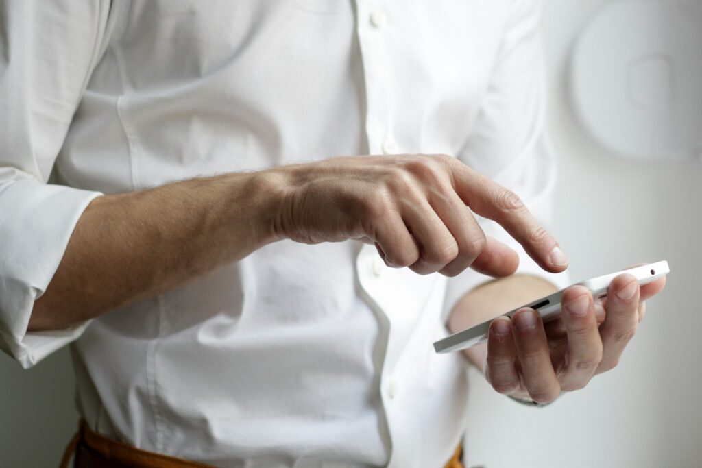 Persona revisando un plan de telefonía móvil en su celular