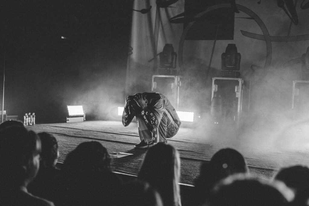Presentación de un rapero ante el público en un festival de hip hop
