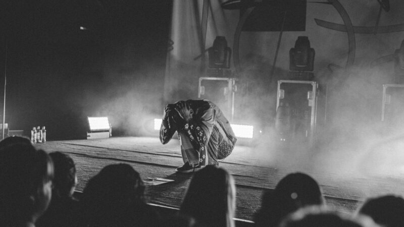 Presentación de un rapero ante el público en un festival de hip hop
