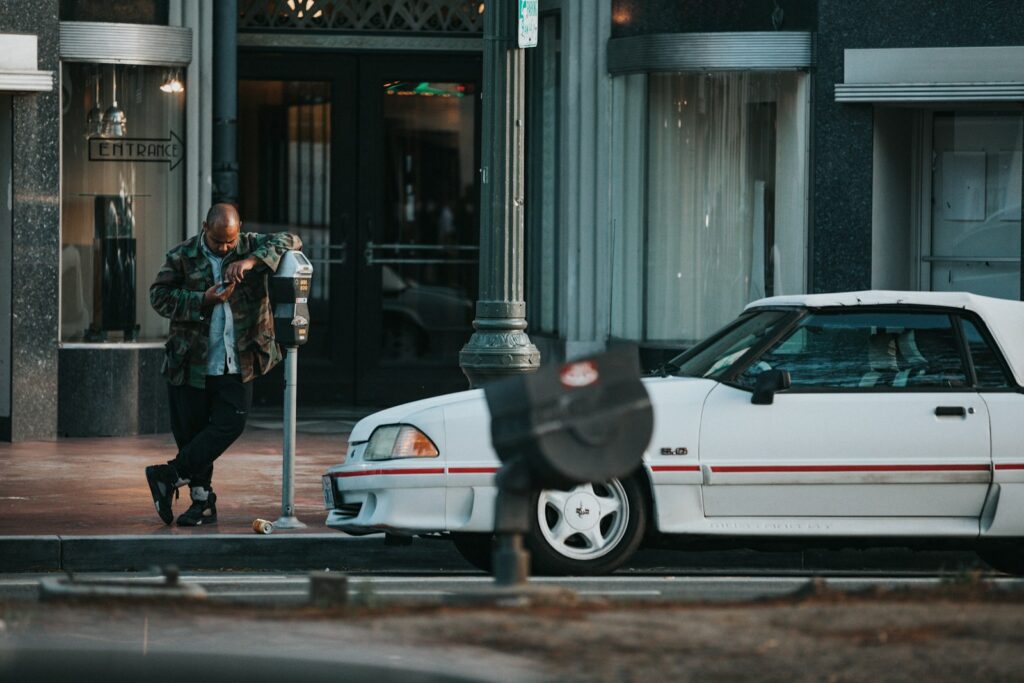 Vehículo estacionado en una calle urbana, relacionado con una modalidad de hurto de sus componentes