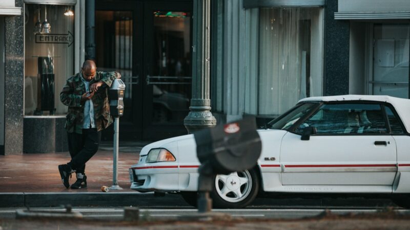 Vehículo estacionado en una calle urbana, relacionado con una modalidad de hurto de sus componentes