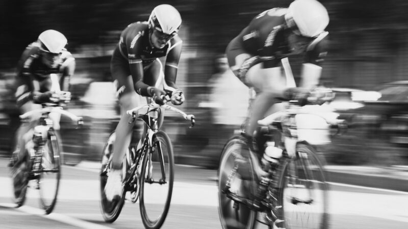 Ciclista profesional colombiano durante una competencia de ruta