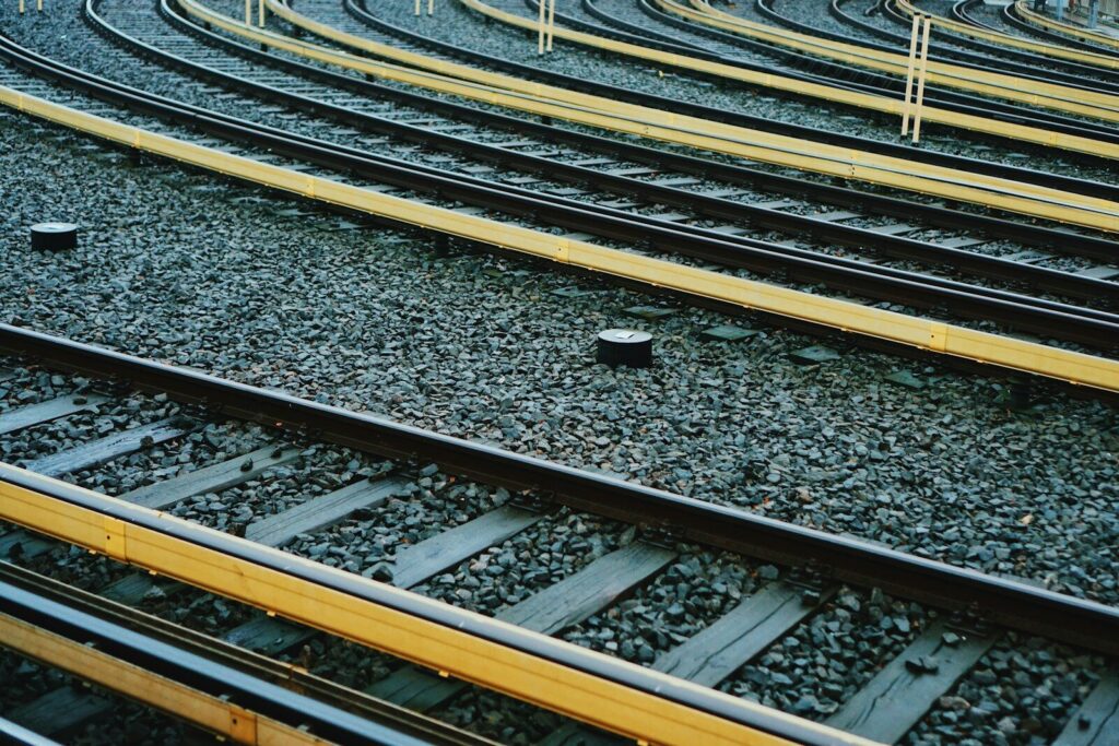 Rieles almacenados para una obra de infraestructura ferroviaria urbana