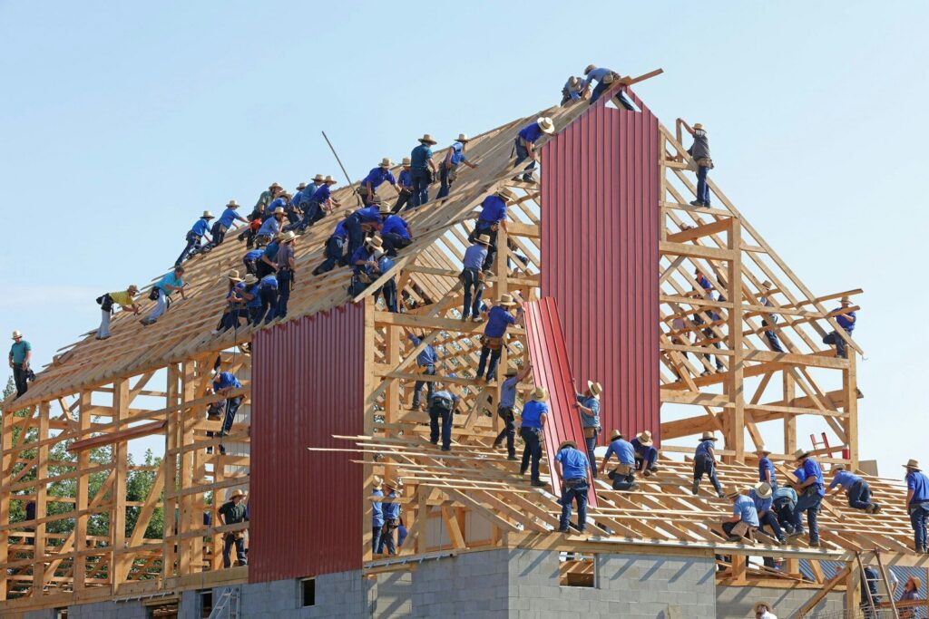 Trabajadores avanzan en la construcción de un proyecto de vivienda