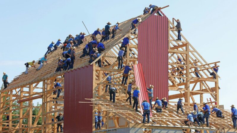 Trabajadores avanzan en la construcción de un proyecto de vivienda