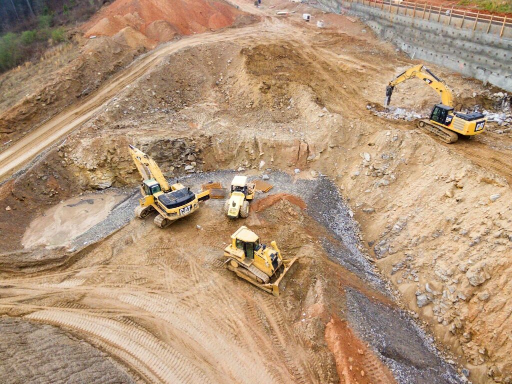 Obras de infraestructura en evaluación dentro de un entorno natural