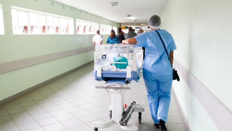 Laura Bozzo, presentadora peruana cuya salud es reportada como delicada tras una cirugía de urgencia