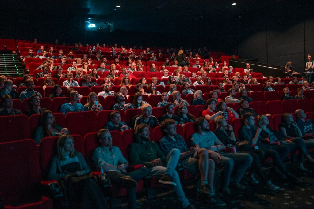 Pantalla de cine que representa el vínculo entre el entretenimiento y los viajes