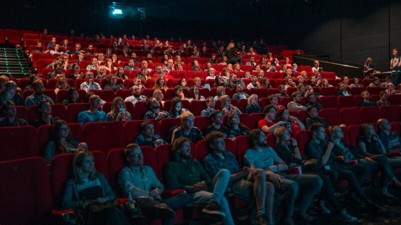 Pantalla de cine que representa el vínculo entre el entretenimiento y los viajes