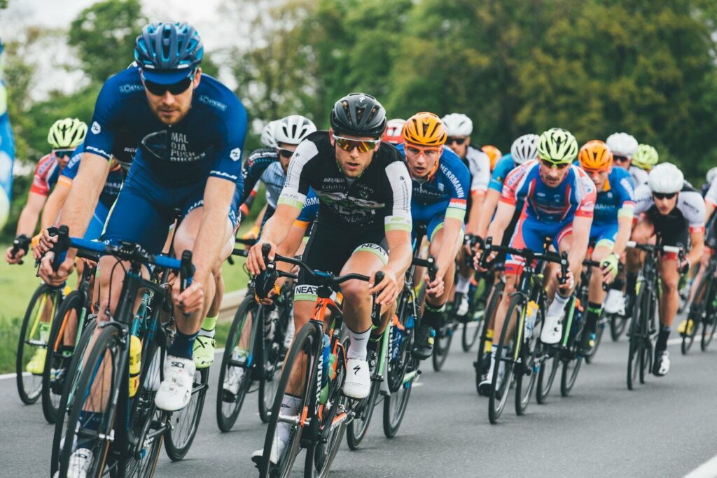 Ciclista colombiano durante una carrera profesional de ruta