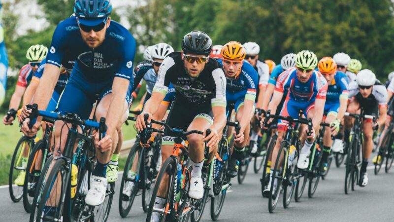 Ciclista colombiano durante una carrera profesional de ruta