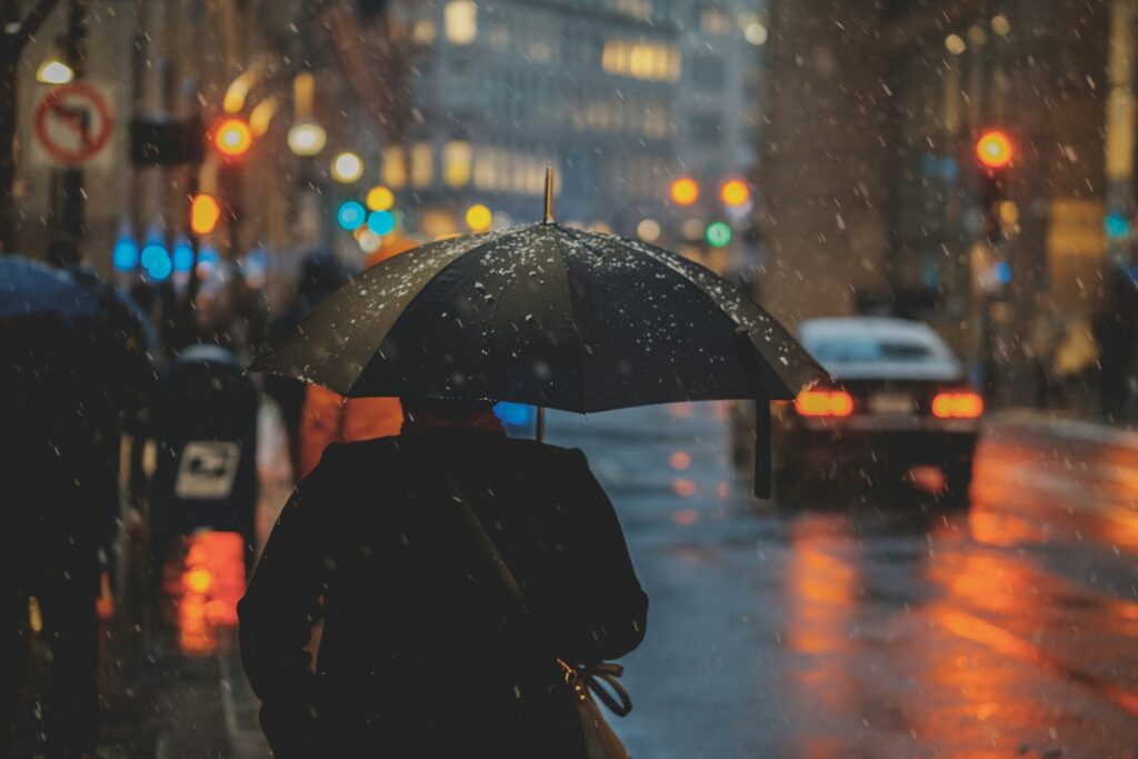 Calle urbana bajo la lluvia durante una jornada de tiempo lluvioso