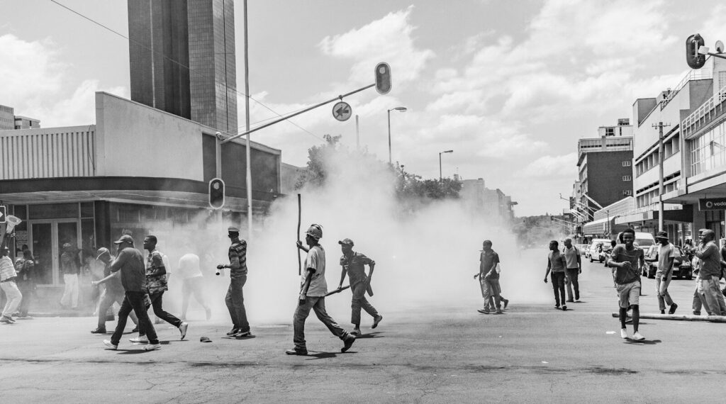 Manifestantes y fuerza pública durante una protesta frente al Museo Nacional en Bogotá