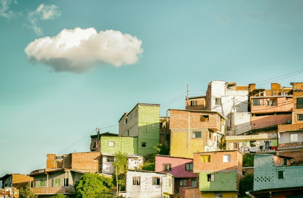 Familia frente a una vivienda como representación del acceso al ahorro y al crédito habitacional