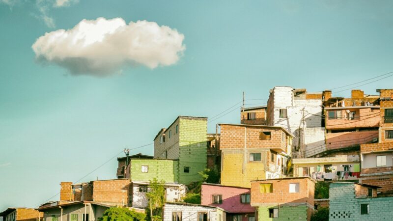 Familia frente a una vivienda como representación del acceso al ahorro y al crédito habitacional