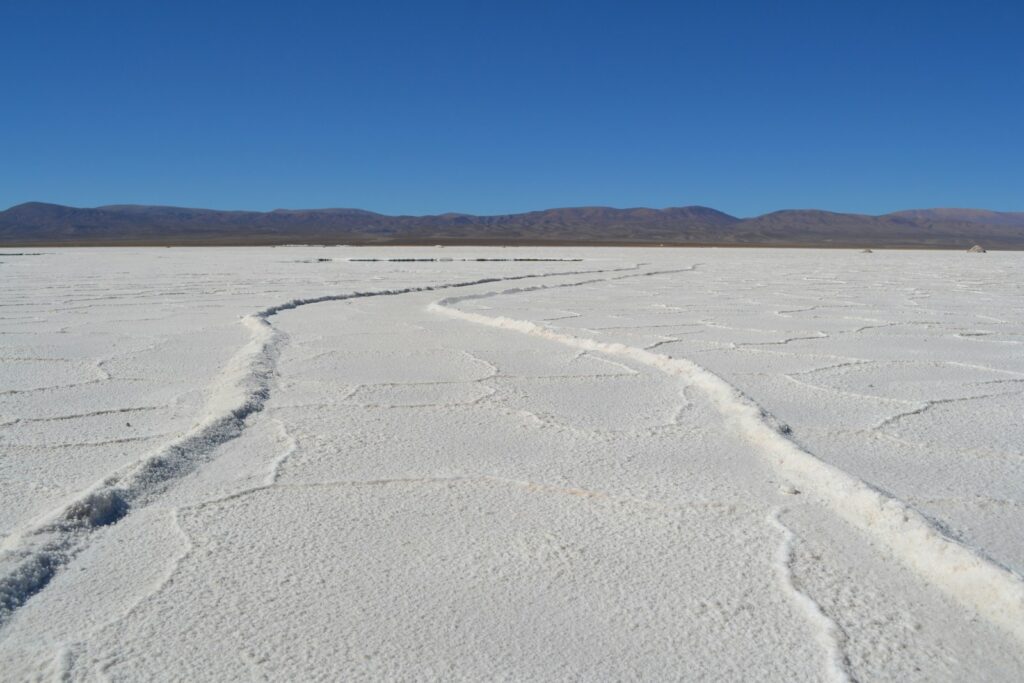 Salar andino con pozas de evaporación, escenario de la producción de litio para baterías
