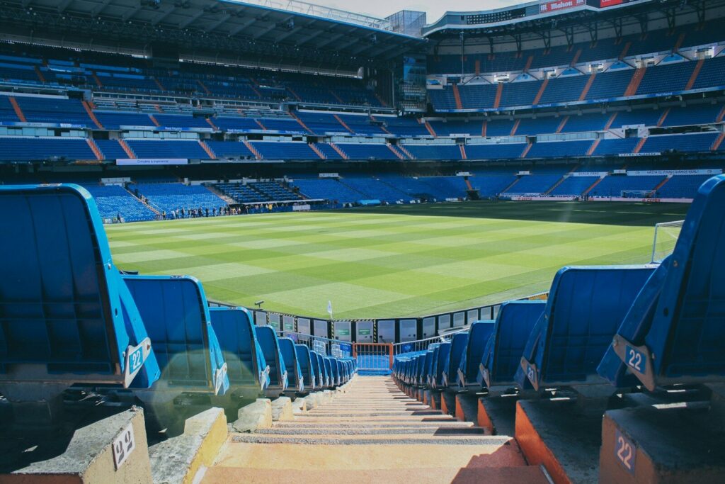 Estadio de fútbol preparado para un partido profesional